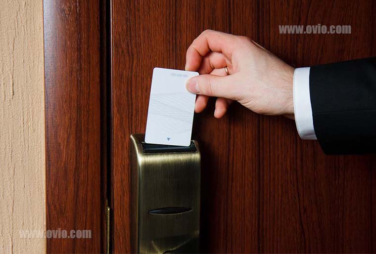 اتاق هتل با سنسور حرکتی و کلید کارتی